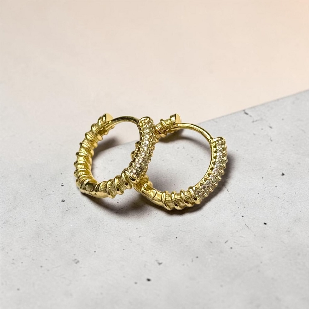 Gözde Saat Aksesuar gold renkli, rodyum kaplama, taş detaylı 16 mm çapında şık halka küpe modeli